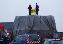 Des militants de Greenpeace bloquent un convoi transportant une pièce du réacteur EPR de Flamanville