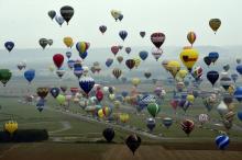 Envol de 456 montgolfières depuis la base aérienne de Chambley-Bussieres, dans l'est de la France, l