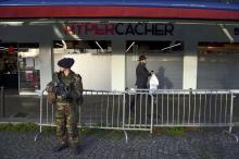 Un soldat en faction devant l'Hyper Cacher, cible d'un attentat jihadistes en janvier 2015, le 22 dé