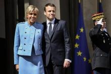 Le président français Emmanuel Macron et son épouse Brigitte Macron devant l'Elysée à Paris, le 14 m