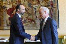 Le Premier ministre Edouard Philippe serre la main du président de l'U2P, l'organisation patronale d