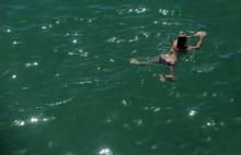 Une femme nage sur une plage de Biarritz (Nouvelle-Aquitaine), le 19 juillet 2016