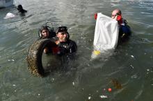 En équipement de plongée ou en tenue de plage, mains protégées par des gants, hommes, femmes et enfa