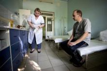 Un patient du service toxicologie d'un hôpital à Donetsk, fief séparatiste dans l'est de l'Ukraine, 
