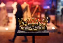 La couronne de la Maison Baratheon, photographiée le 7 septembre 2015 lors de l'inauguration d'une
