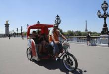 Un vélo-taxi sur le Pont Alexandre III à Paris, le 7 juillet 2017