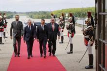 Emmanuel Macron accompagné du Premier ministre Edouard Philippe, du président de l'Assemblée nationa