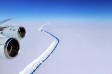 Vue d'un énorme iceberg se détachant, le 11 janvier 2008 en Antarctique