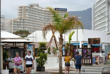 Des vacanciers se promènent à Tenerife, dans les îles Canaries en Espagne, le 10 juillet 2017