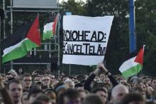 Des pro-palestiniens lèvent une bannière pour demander à Radiohead d'annuler sa venue à Tel-Aviv, lo