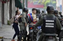 Un manifestant est arrêté par la police anti-émeutes à Caracas, le 6 juillet 2017