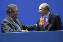 Le ministre de l'Intérieur Gérard Collomb (D) et son homologue espagnol Juan Ignacio Zoido, le 23 ao