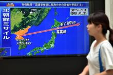 Une carte sur un écran de télévision le 29 août 2017 à Tokyo montre la trajectoire du missile tiré d
