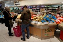 Rayon frais bio dans un hypermarché Carrefour, à Villeneuve-la-Garenne, près de Paris, le 7 décembre