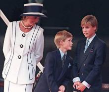 La princesse de Galles Diana et ses fils, le Prince Harry et le Prince William, à Londres le 19 août