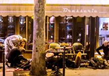 Des gens gisent sur le sol après l'attaque de la terrasse du bar La Bonne Bière, rue de la Fontaine-