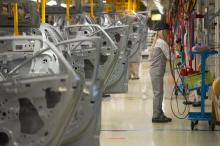 Le secteur de l'automobile accélère de 28%, ici l'usine PSA de Mulhouse le 29 avril 2015
