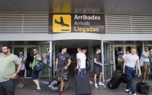 Des touristes arrivent à l'aéroport de l'île espagnole d'Ibiza, le 11 août 2017