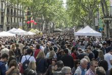 Sur les Ramblas, la grande avenue populaire de Barcelone, le 23 avril 2017 jour la Sant Jordi (Saint