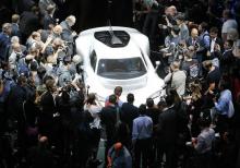 Visiteurs prenant des photos de la Mercedes AMG Project One, l'une des attractions de l'édition 2017