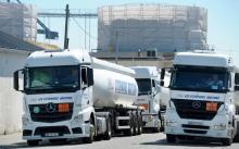 Des camions-citernes en attente de remplir leur cuve de carburant, devant une raffinerie à Lorient, 