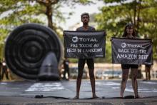 Des militants de Greenpeace manifestent devant les locaux de Total à Rio de Janeiro, le 28 septembre