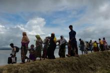 Des réfugiés rohingyas de Birmanie arrivent à Teknaf, le 12 septembre 2017 au Bangladesh