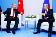 Les présidents turcs Recep Tayyip Erdogan (g) et russe Vladimir Poutine, lors d'une rencontre au Som