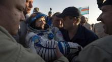 L'astronaute américaine Peggy Whitson sort de la capsule Soyouz dans les steppes du Kazakhstan, le 3
