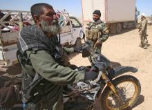 Abou Tahsine (g), sniper irakien mort au cours de la bataille de Hawija, sur sa moto le 26 avril 201