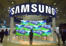 Un visiteur regarde des écrans de télévision de Samsung Electronics à Séoul le 27 octobre 2016