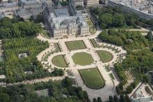 Vue aérienne du palais et des jardins du Luxembourg, siège du Sénat, le 14 juillet 2017 à Paris