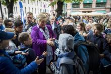 La Première ministre norvégienne Erna Soldberg (c), serre la main de jeunes, pendant la campagne des