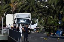 Photo prise le 15 juillet 2016 du camion conduit par le Tunisien qui a foncé dans la foule à Nice, f