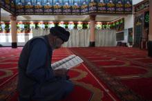Un musulman chiite dans la grande mosquée chiite Baqir ul-Ulom, à Kaboul, le 25 septembre 2017