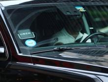 A chauffeur Uber attend un client à New York, le 14 juin 2017