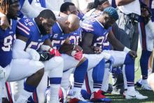 Les joueurs de l'équipe de football américain des Buffalo Bills posent un genou à terre pendant l'hy