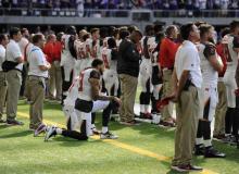 Des sportifs mettent le genou à terre pendant que l'hymne national américain est joué le 24 septembr