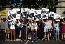 Des militants en faveur de l'avortement manifestent devant le Parlement irlandais, le 10 juillet 201