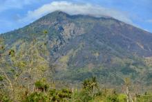 Le mont Agung, un volcan qui menace d'entrer en éruption, le 26 septembre 2017 à Bali