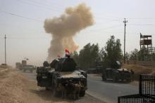 Les forces irakiennes tirent des roquettes sur des positions de jihadistes de l'EI, le 23 septembre 
