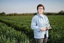 Christiane Lambert, nouvelle présidente de la FNSEA, devant sa ferme de Bouille-Ménard (Maine-et-Loi