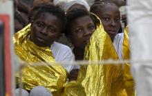 Réfugiés et migrants d'Afrique centrale à bord du navire de sauvetage Topaz Responder à Brindisi en 