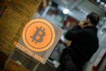 Le logo du bitcoin dans un magasin à Hong Kong, le 28 février 2014