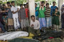 Des Rohingyas se recueillent devant les corps de réfugiés morts dans un naufrage en venant chercher 