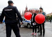 Des partisans de l'opposant russe Alexeï Navalny manifestent sur la place Rouge à Moscou, le 8 juill