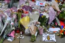 Des fleurs, des messsages, des bougies en mémoire aux victimes de l'attentat de Manchester, le 24 ma
