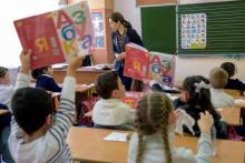 Des élèves tiennent des livres en russe das une classe primaire à Erevan le 24 octobre 2017
