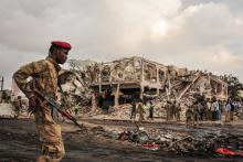 Un soldat somalien sur le site d'un attentat au camion piégé, le 15 octobre 2017 à Mogadiscio