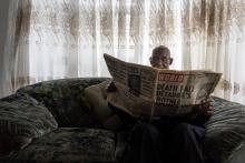 Phillip Mabelane, 95 ans, lit une édition d'un journal de 1977 à Diepkloof en Afrique du Sud le 29 s